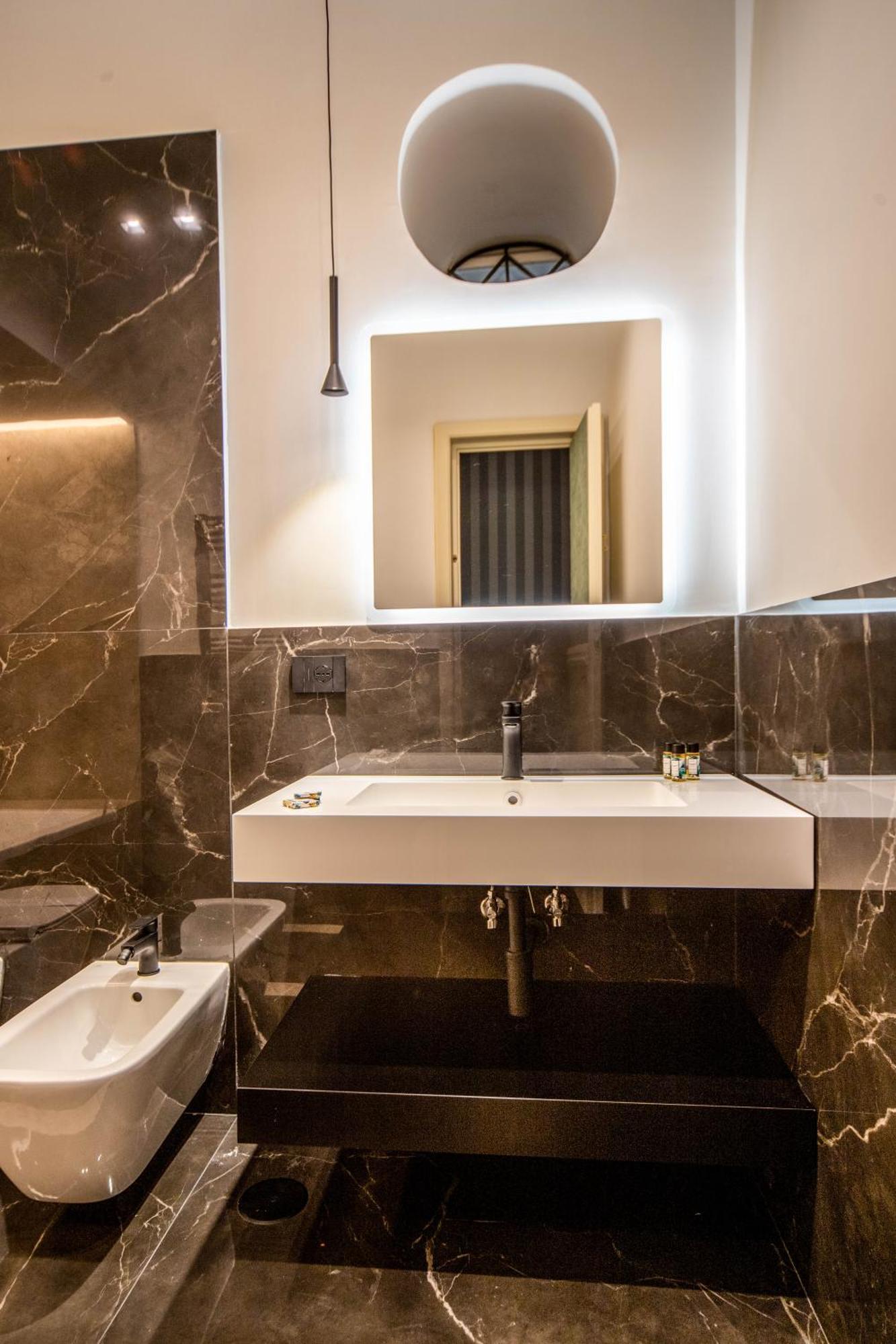 Arthouse Lady Marys Tribunali Luxury Suite Napels Buitenkant foto