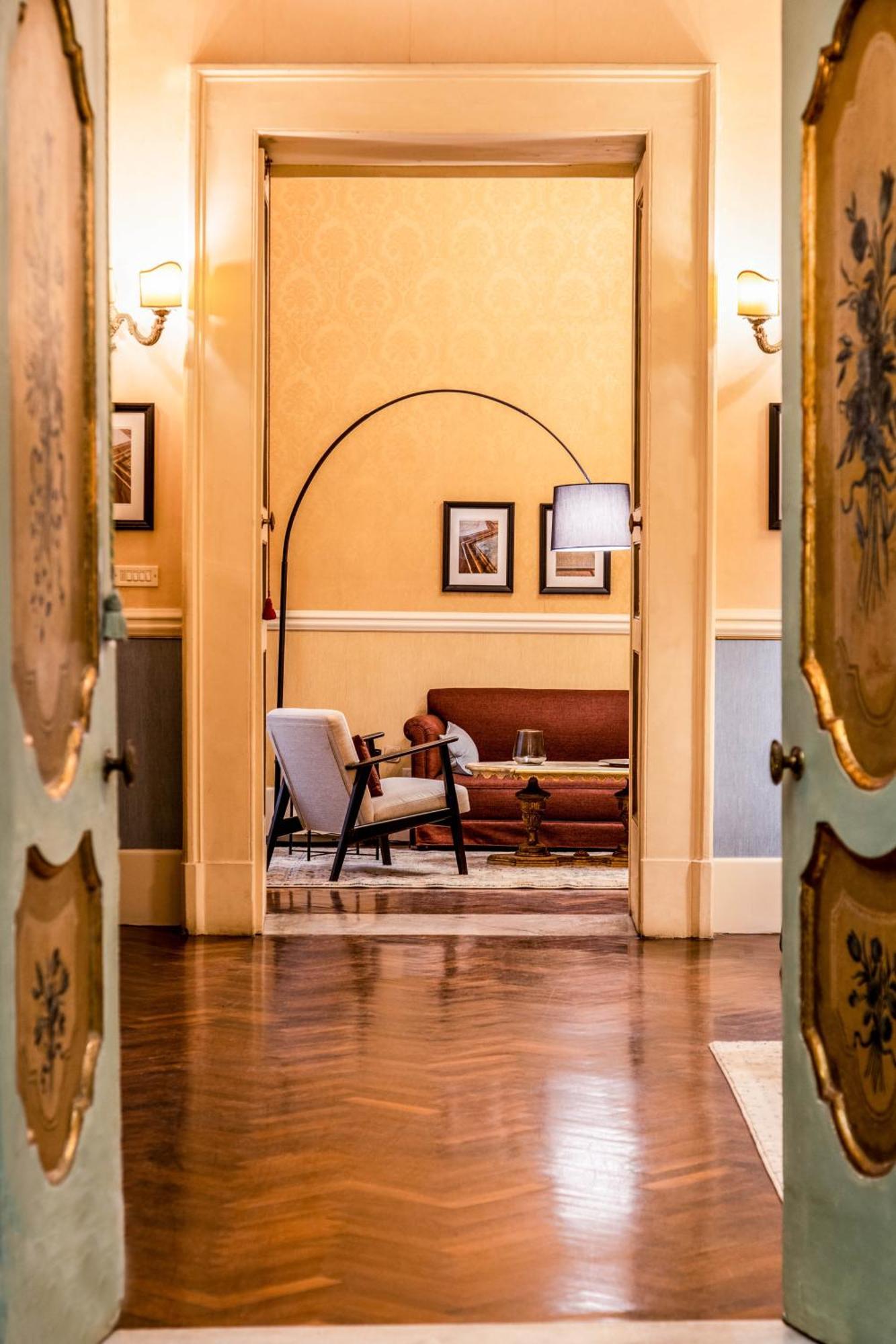 Arthouse Lady Marys Tribunali Luxury Suite Napels Buitenkant foto